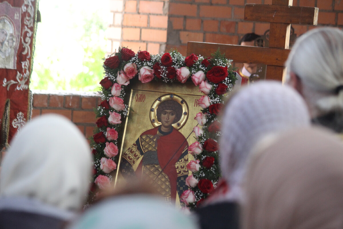 Молебен внутри строящегося храма св.Георгия Победоносца в день его памяти