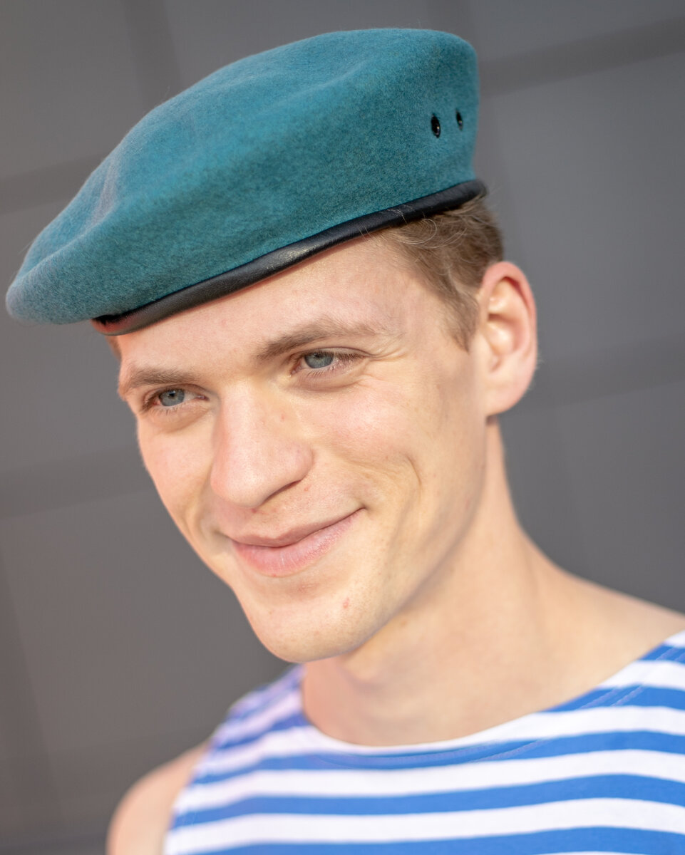 Берет бесшовный голубой