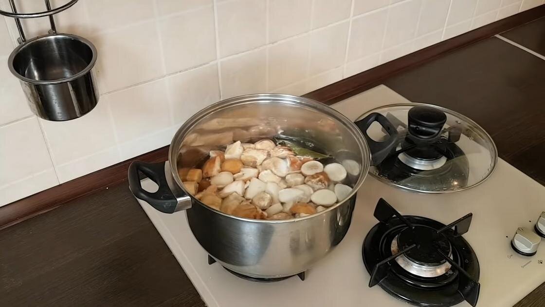    Белые грибы в кастрюле на плите:YouTube/ ВкуснотаПросто