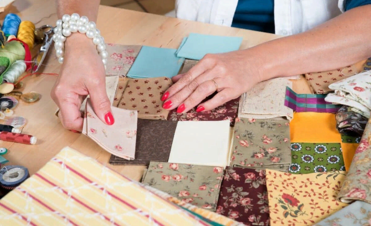 Сшивая лоскуток к лоскутку получается лоскутное одеяло