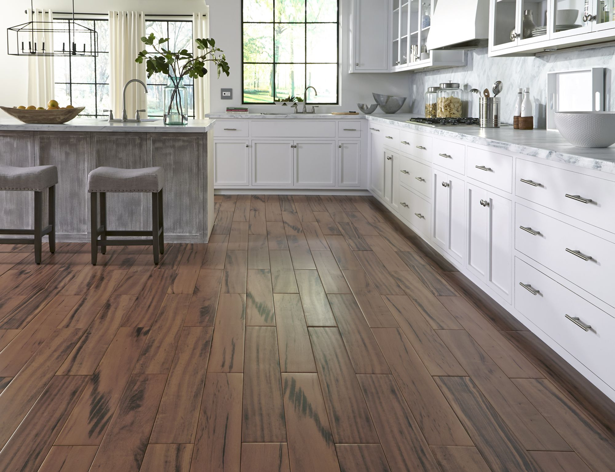 Wood tile. Напольная плитка для кухни под дерево. Плитка для кухни на пол под дерево. Кухня с полом под дерево. Плитка под дерево на кухне.