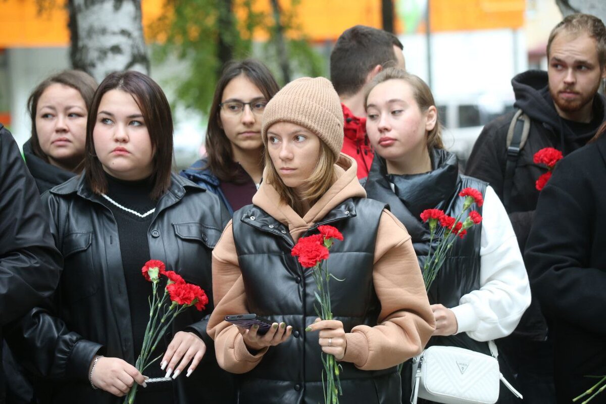 В воскресенье, 3 сентября, в Тюмени на площади имени Ивана Губкина у мемориала жителям Тюменской области, погибшим в локальных войнах и вооруженных конфликтах, прошло памятное торжественное...-3