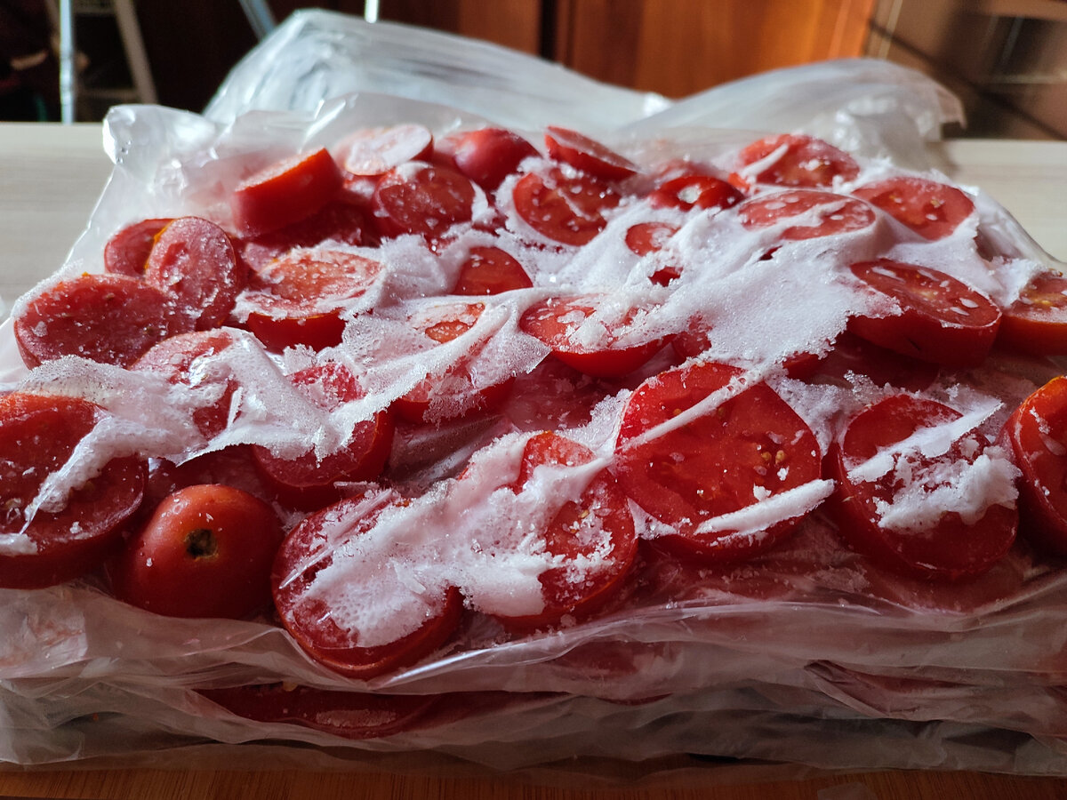 Сняла верхний пакет, было немного снежка