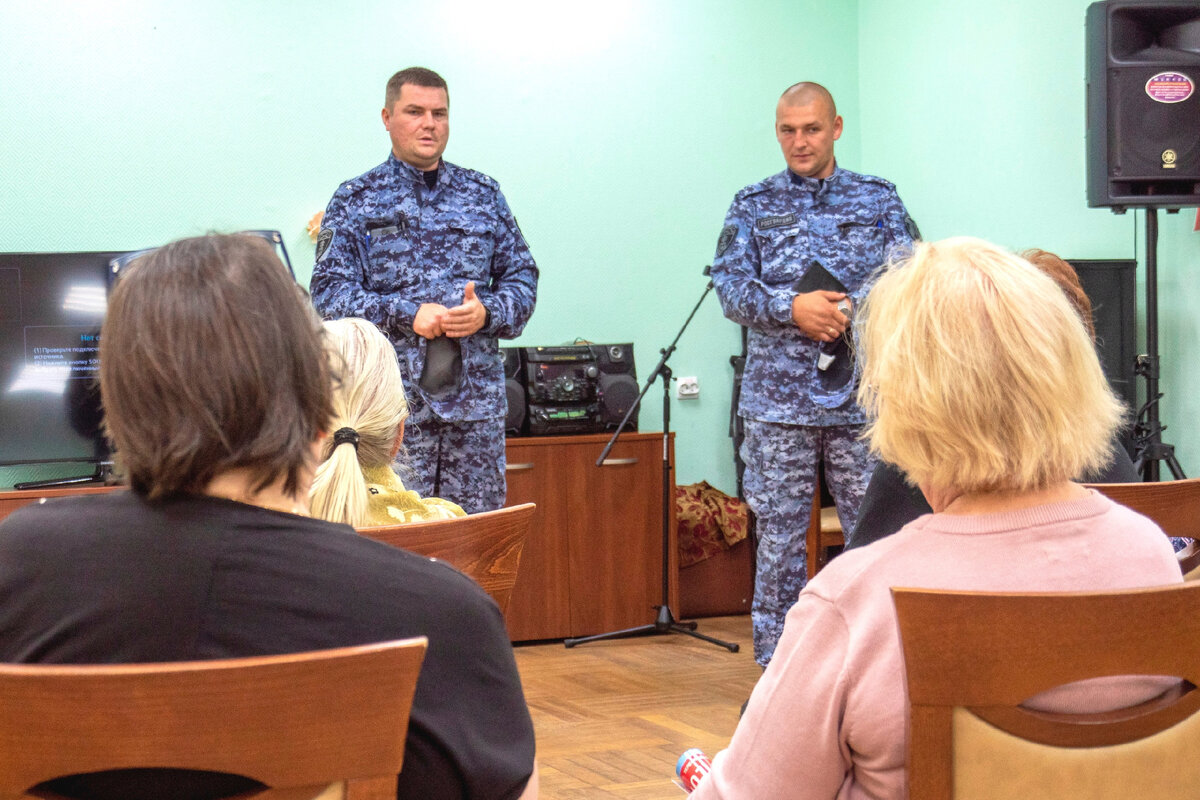 В Московском районе сотрудники Росгвардии провели профилактическую беседу с  посетителями отделения дневного пребывания граждан | Росгвардия Петербурга  | Дзен