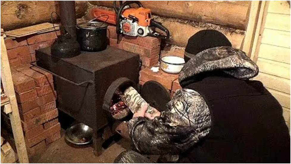Отапливались плохо. Печки в зимовьях. Топить буржуйку. Печь в таежной избе. Печь в зимовье