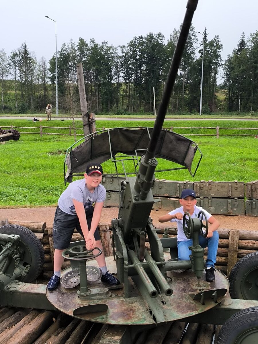 Новая экспозиция в "Патриоте" - радость мальчишек! Фото автора