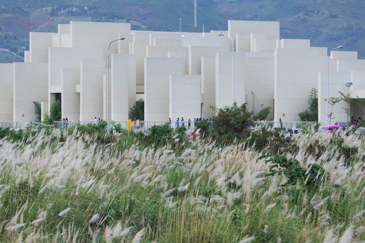 Стена 100. Caza's 100 Walls Church is Surrounded by Staggered Walls.