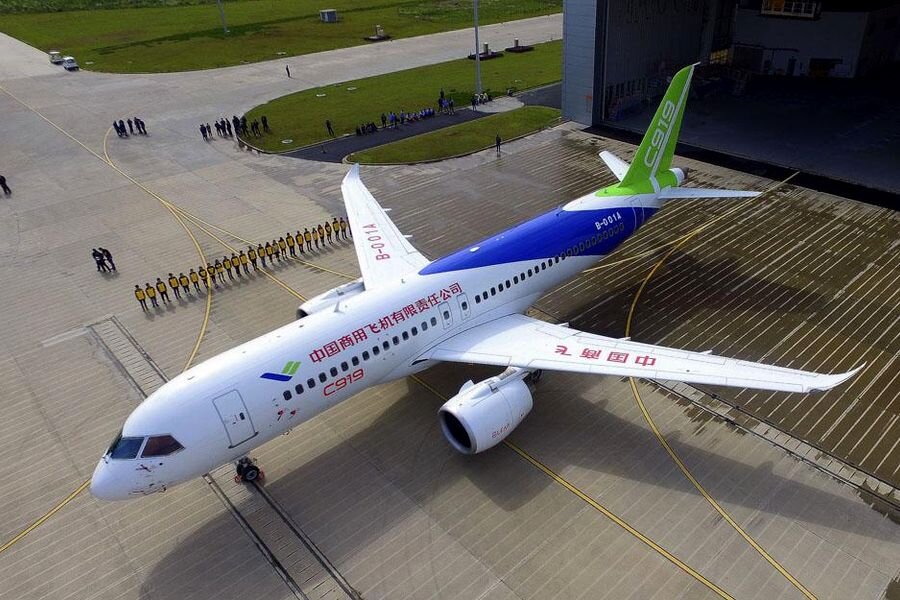 Разрабатываемый с 2008 года COMAC C919 с салоном, вмещающим до 174 кресел, должен выйти в нишу узкофюзеляжных магистральных самолётов, которая сейчас поделена между Airbus A320 и Boeing 737 и в которую нацелена российская новинка Irkut MC-21
