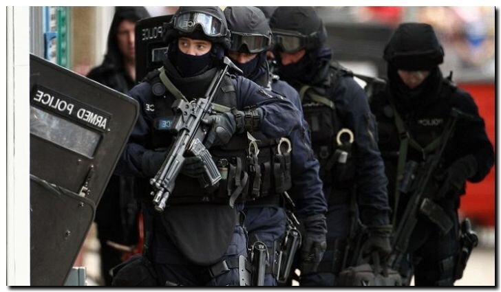 
Шотландские сотрудники правоохранительных органов полиции Глазго (на фото) с недавних пор успешно сократили высокие показатели убийств в своем городе.