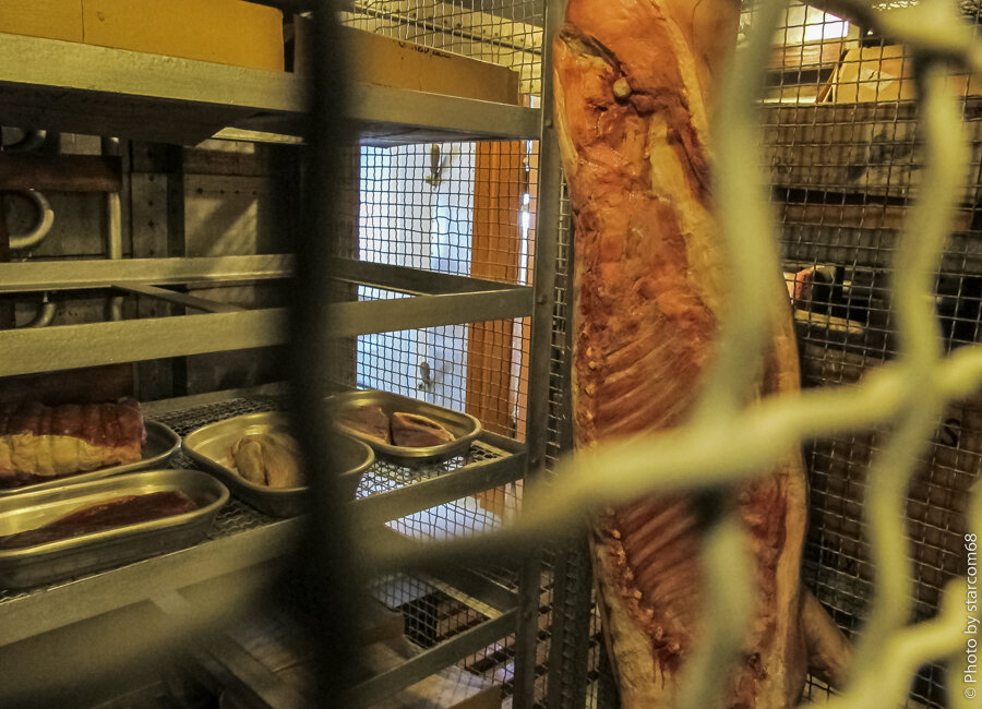  Холодильная камера с тушами мяса и уже готовой к приготовлению вырезкой