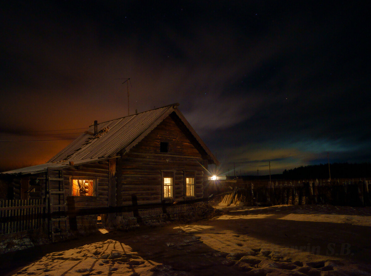Ночь в деревне фото. Ночь в деревне. Зимний вечер в деревне. Изба деревня ночь. Вечер в деревне.