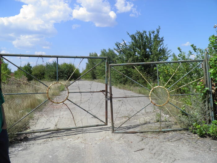 Въезд на заброшенный аэродром