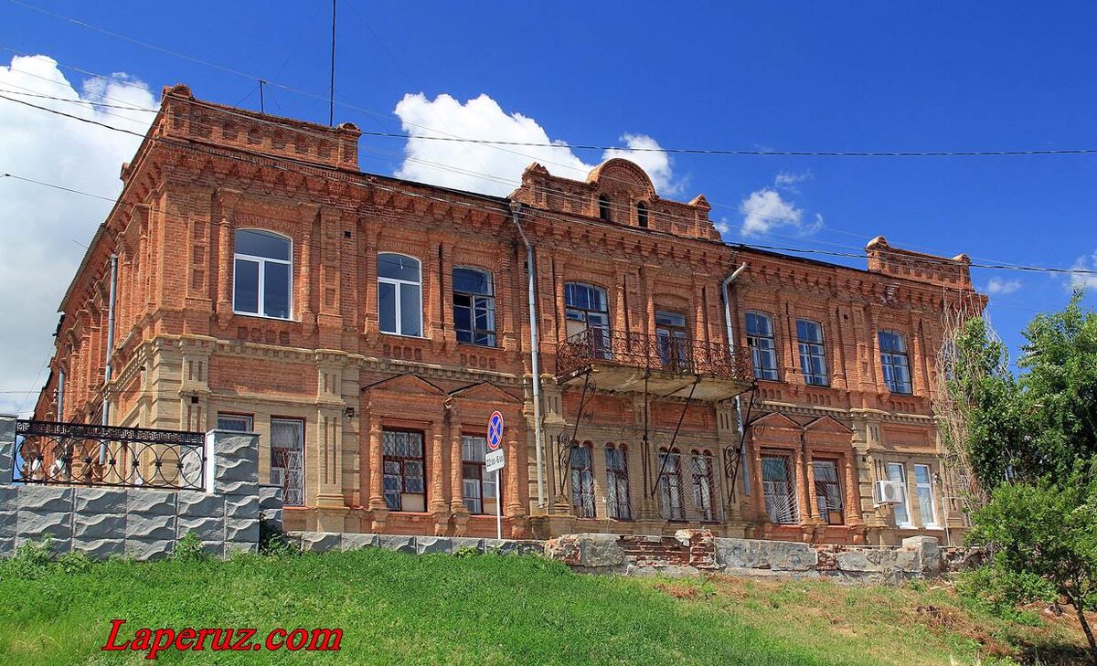 Дом Якова Шнайдера, подрядчика на строительстве Рязано-Уральской железной дороги в Камышине, был возведён в 1902 году. Немец сразу сдал его внаём, часть помещений заняла городская управа.