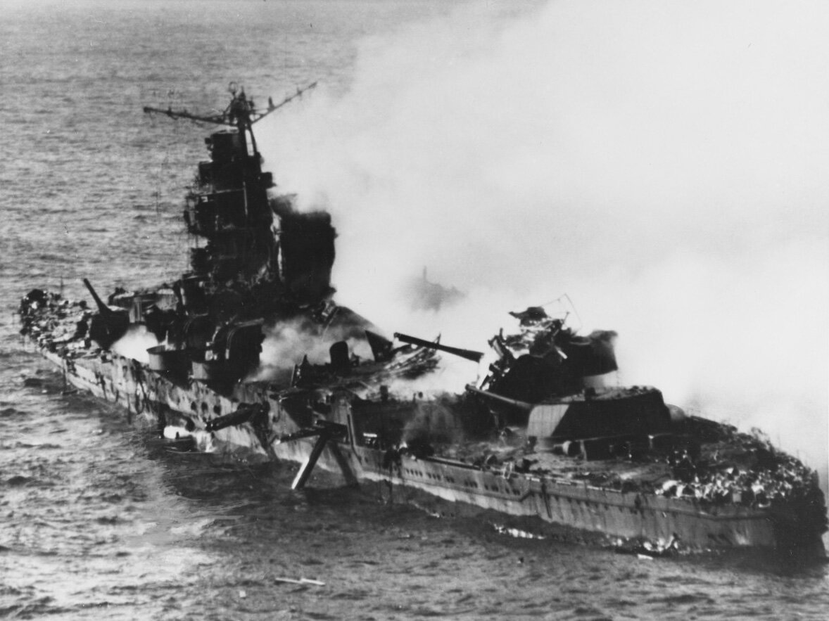 Последняя японская жертва сражения при Мидуэе – догорающий тяжёлый крейсер «Микума», сфотографированный разведывательным вылетом с «Энтерпрайза».