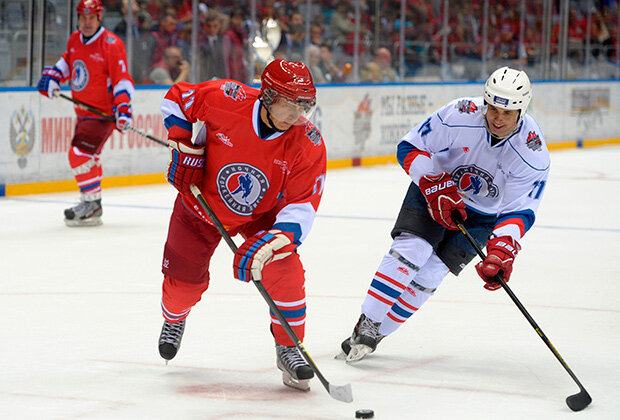 Владимир Путин во время гала-матча Ночной хоккейной лигой в Сочи в 2014 году