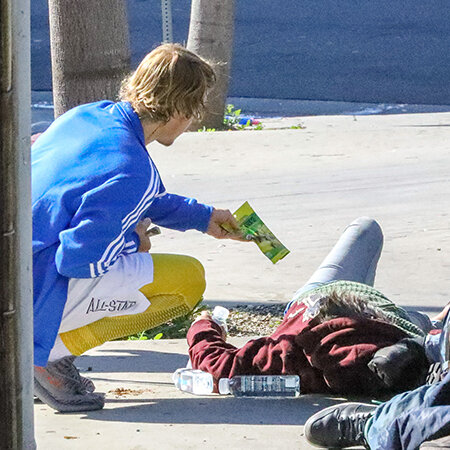 Джастин Бибер направляется к бездомным с покупками