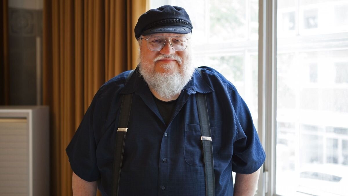 Джордж Рэймонд Ричард Мартин родился 20 сентября 1948 года в Бейонне (штат Нью-Джерси, США), в семье портового грузчика Рэймонда Колинза Мартина и Маргарет Брэди Мартин.