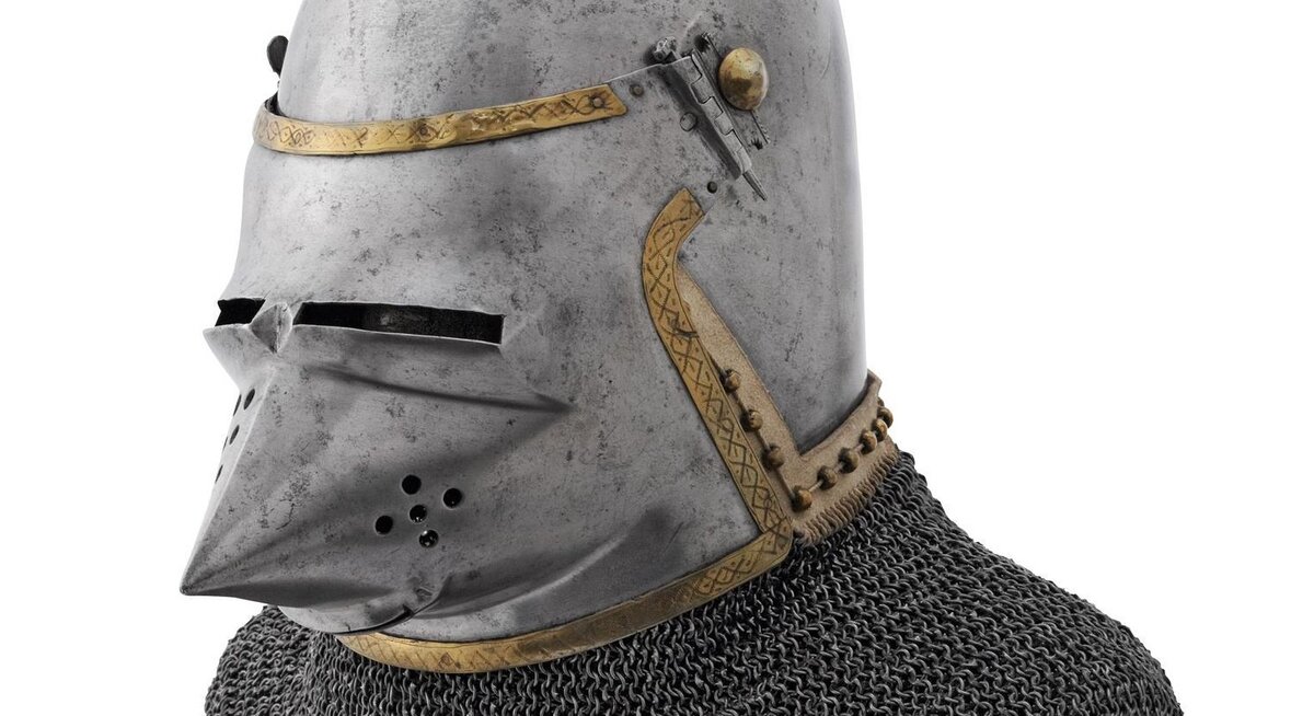 Вторая половина XIV в., забрало шлема украшено по краям латунными бордюрами 