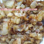 1. Лук мелко порезать и подарить так, как расписано тут. Для жарки лука можно использовать и чашу мультиварки (режим «жарка»), но более удобно и целесообразно пожарить лук просто на сковороде.