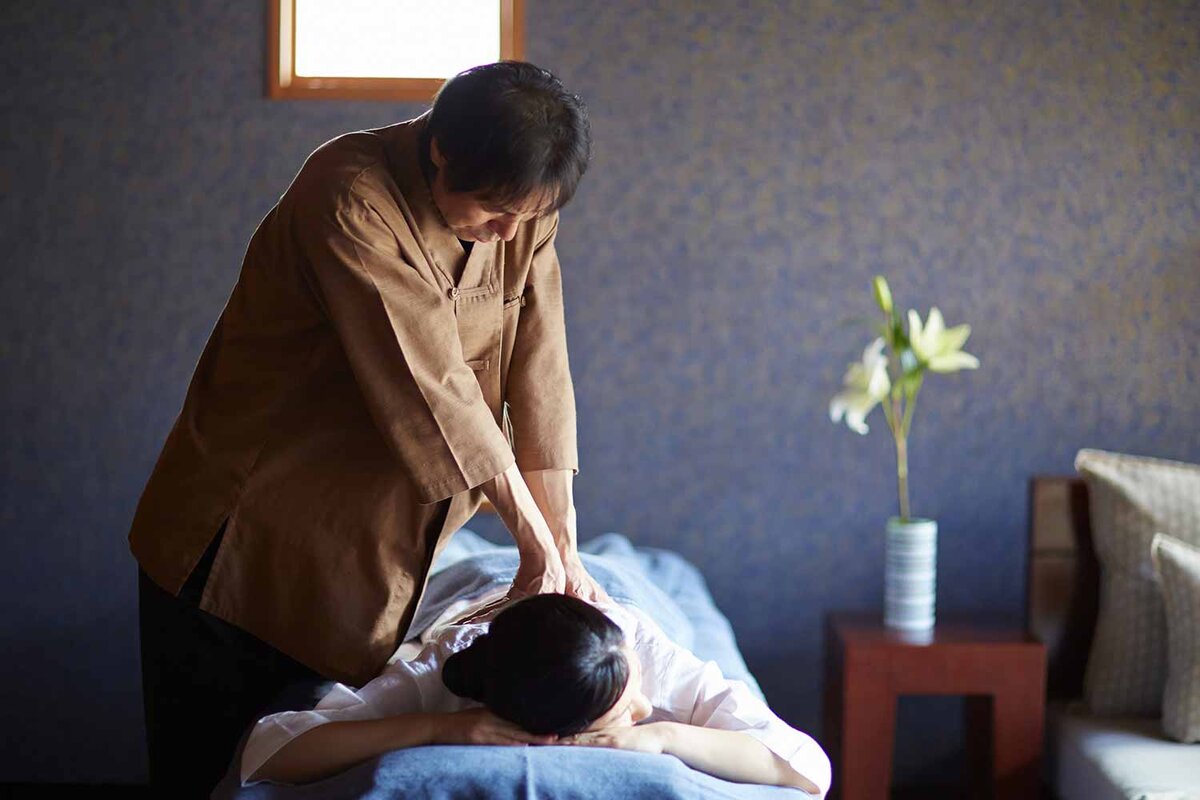http://www.hoshinoresorts-magazine.com/wp-content/uploads/2016/12/shiatsu-japanese-massage.jpg