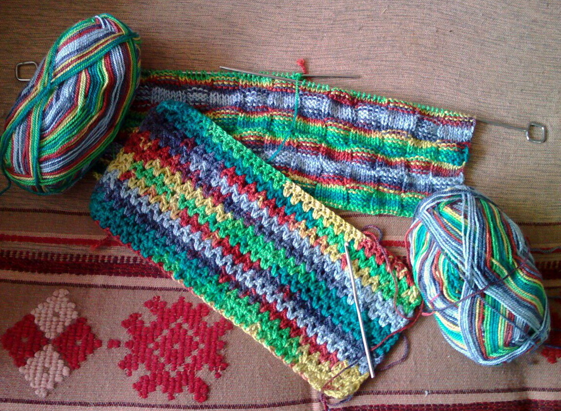 Пряжа на шарф какая. Пряжа секционная для вязания. Шарф из разноцветной пряжи. Разноцветный шарф спицами. Шарф из разноцветной пряжи крючком.