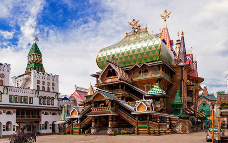 В центральном здании кремля на первом этаже находится Боярский зал