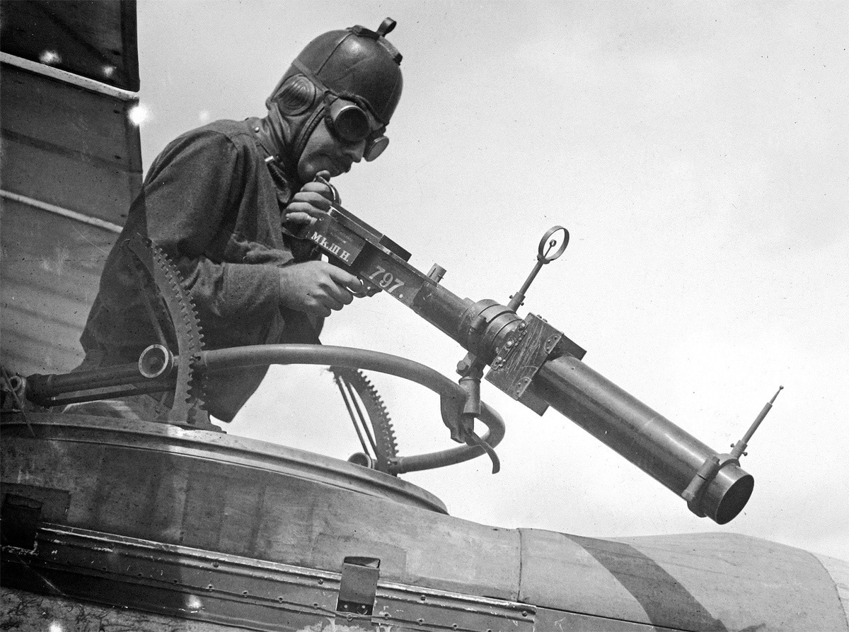 Солдат позирует с фотопулемётом Hythe Mk III во время учений на аэродроме Ellington Field в Хьюстоне, штат Техас, апрель 1918 года. (Harry Kidd/WWI Army Signal Corps Photograph Collection)