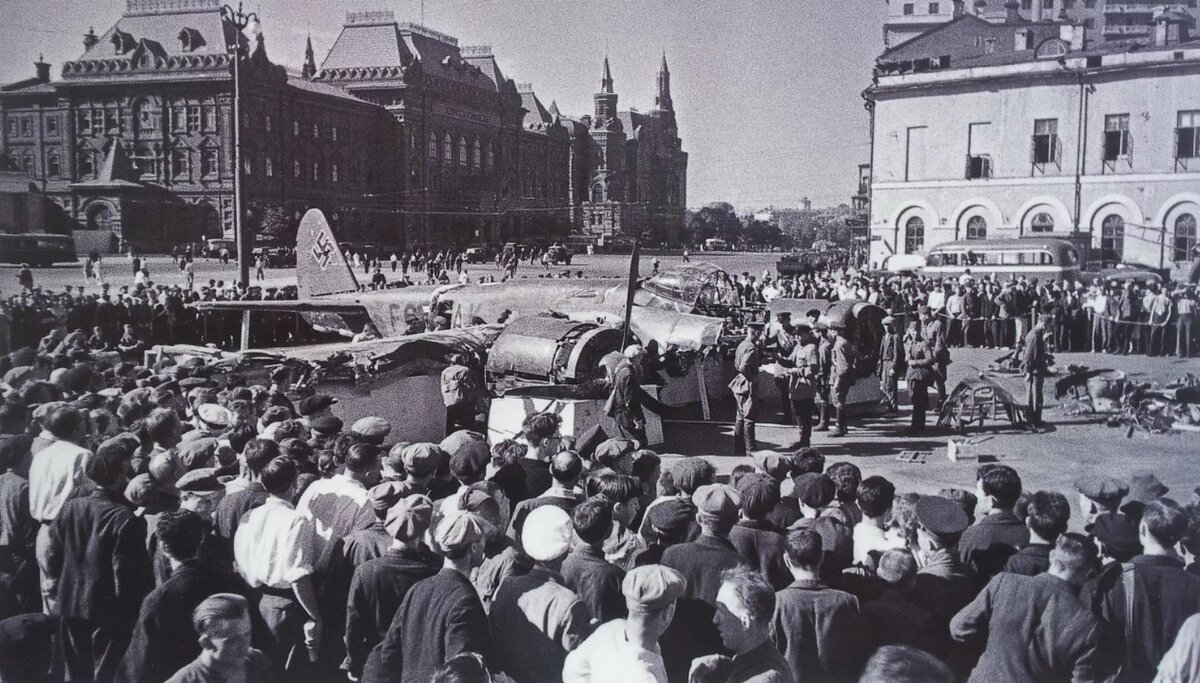 Москва. Площадь Свердлова. Сбитый бомбардировщик.