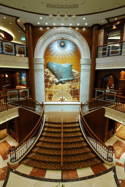 Современный лайнер "Королева Виктория". Панно изображает корабль на фоне глобуса.