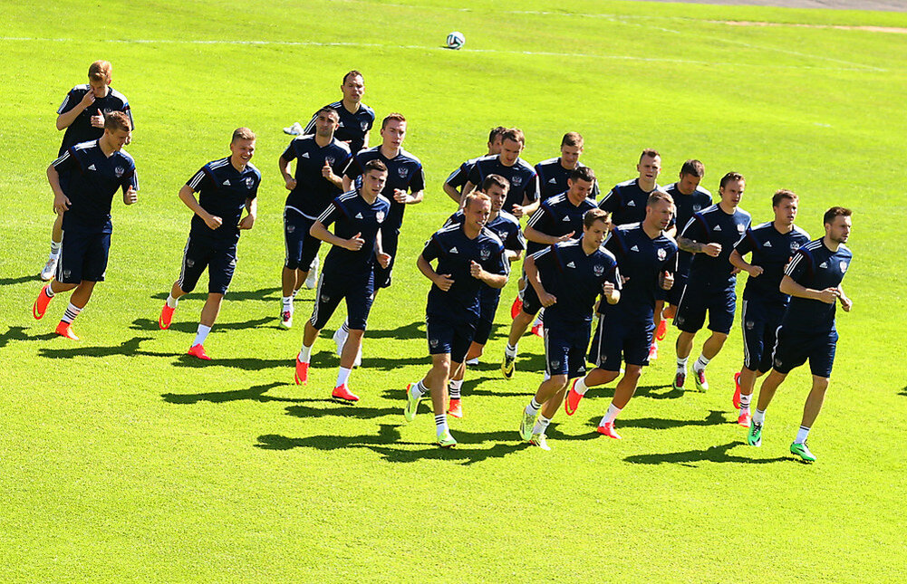 Тренировочный футбол. Тренировка футболистов. Футболисты тренируются. Подготовка футболистов. Тренировка футбольной команды.