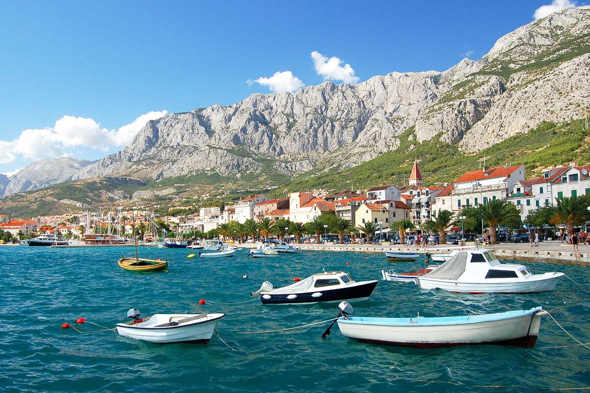 Необычайно живописаное место с укромными бухтами, окраймленными скалистыми берегами