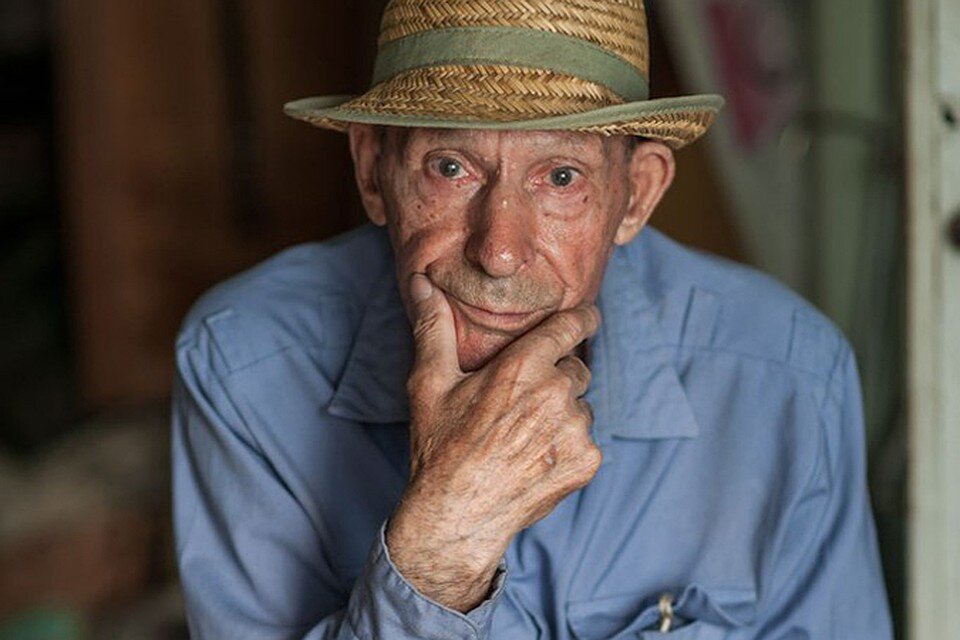 Дедушка Игнат, рассказывает как ему удается за лето не получить ни 
одного комариного укуса