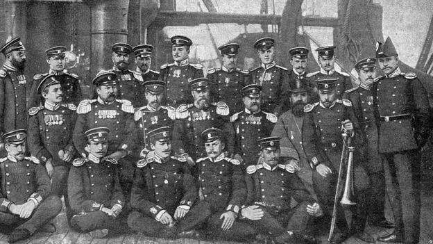 Накануне отправки на Дальний Восток офицеры "Дмитрия Донского" сфотографировались на палубе