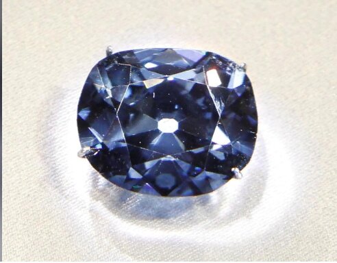 45,42-каратный бриллиант надежды изображен на выставке в Смитсоновском Национальном музее естественной истории в Вашингтоне.