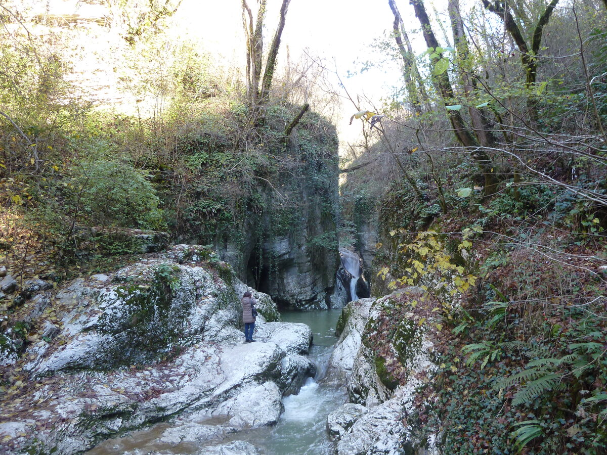 Скакать по камням, конечно, не совсем безопасно. Однако отчаянные фотографы ради кадра на многое готовы.\