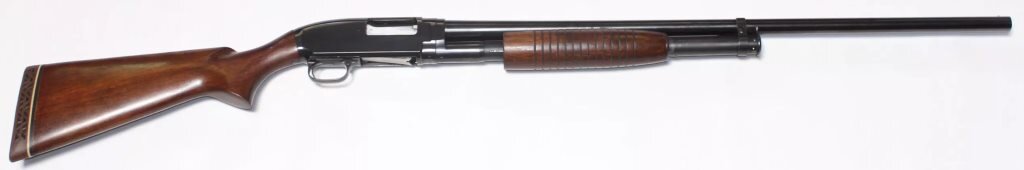 Гладкоствольное ружье Winchester model 12 в охотничьем исполнении.