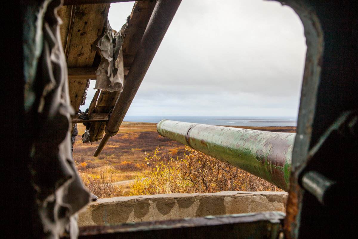 На заглавном фото и здесь 152-мм установки МУ-2 II-й серии батареи №10. Таких установок на побережье полуострова Средний - 4 шт. Начиная с 1953 года и по 1994 год батарея обслуживалась и поддерживалась в боевой готовности. Затем враг и оружие изменились и батарею законсервировали - так, поговаривают, даже написано в документах военных. По факту же всё, что можно, отсюда потихоньку вывозят охотники за металлом и сувенирами. Вес ствола этого орудия свыше 10 тонн. Дальность стрельбы - 29 280 метров. Орудие направлено в сторону Норвегии, берега которой видны не вооружённым глазом. 