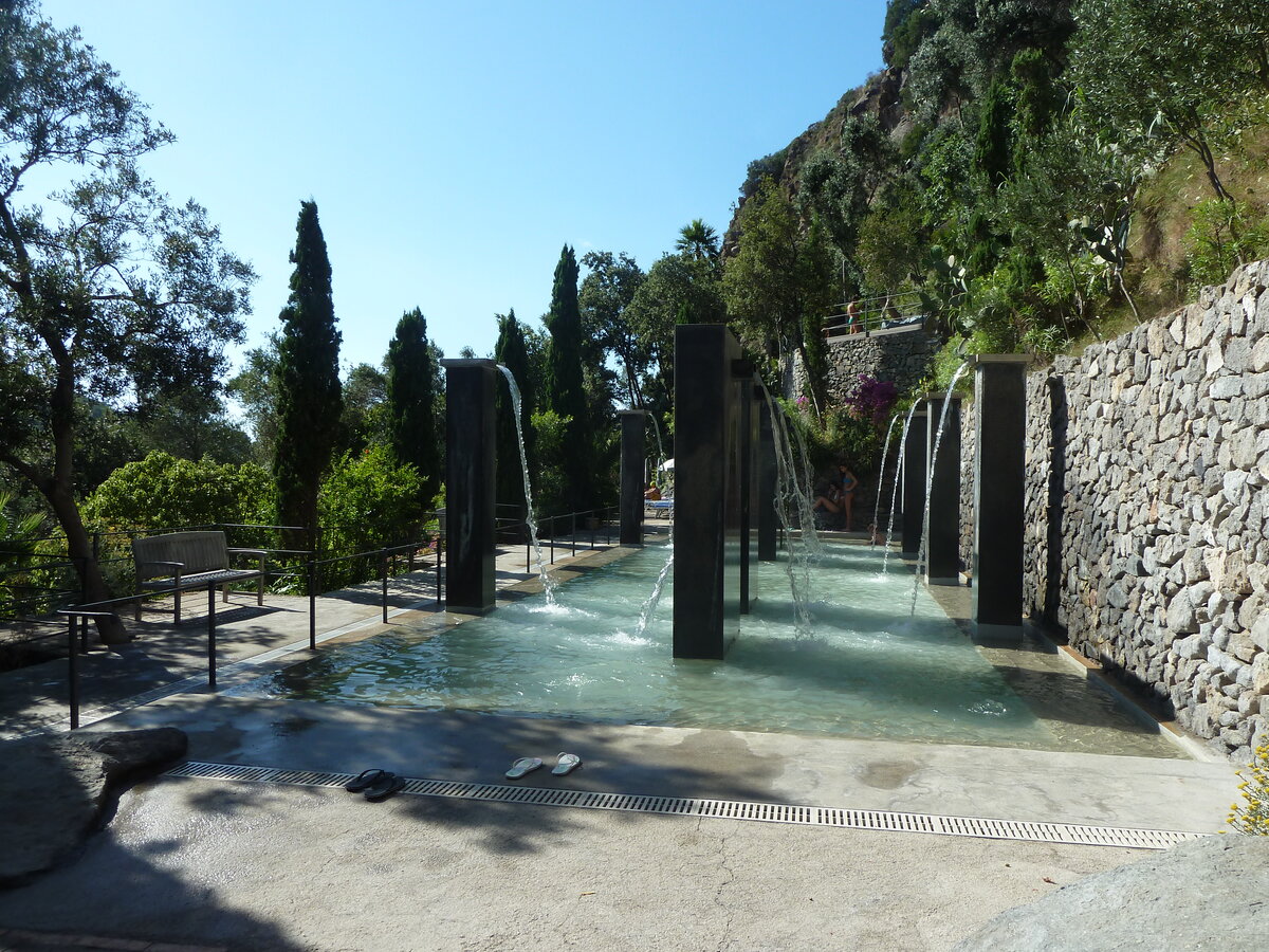 Такие водопады для массажа шеи и плеч -- манна небесная для тех, кто работает за компьютером. 