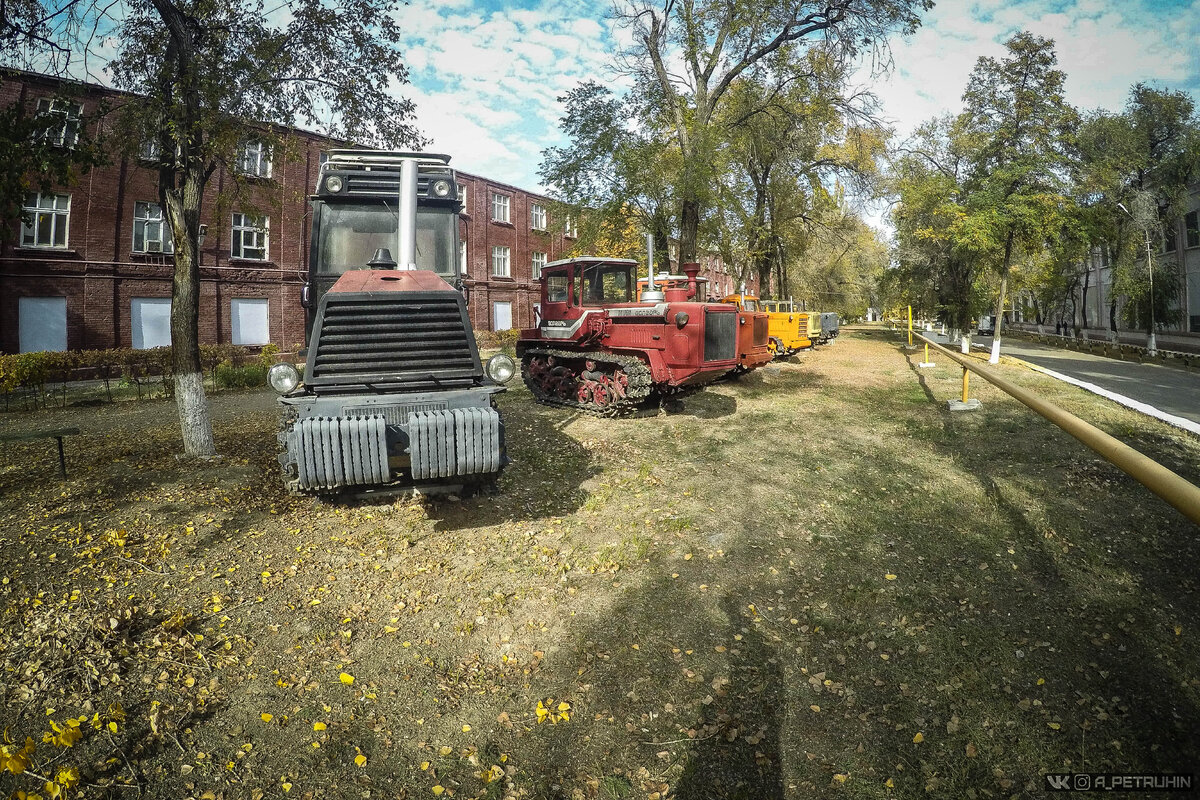 Тракторный завод сейчас. Тракторный завод Волгоград в 40. Трактора Волгоградского тракторного. Тракторный завод в Волгограде СССР. Трактора Волгоградского тракторного завода.