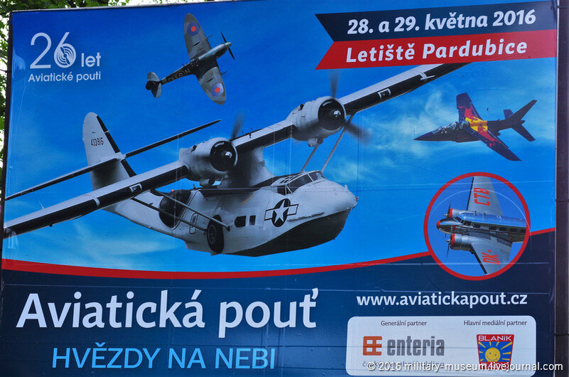 1. Рекламный плакат у входа на аэродром.  До 1994 г. аэродром в чешском Пардубице был сугубо военным, но теперь ВВС делят его с гражданскими, сведя свою активность к минимуму