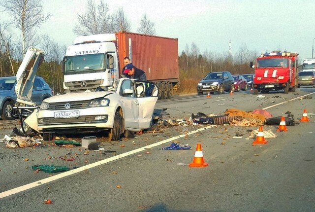 В 2018 году   было зафиксировано 120 тысяч ДТП, погибло 16000 человек, причинен вред здоровью 168146-ти.Россия является одним из лидеров по количеству ДТП в мире!!! Кто является виновниками  ДТП-это пьяные водители,лихачи,водители,которые недавно получили права или их купили,злостные нарушители ПДД. Хамству на дорогах нет предела. Хамам на дорогах ничего не стоит проехать на перекрестке на красный свет, гонять по городу с бешенной скоростью,лавируя  между машинами по полосам дорожного полотна,подрезать другие авто ,вынуждая их совершать  ДТП, На замечания не реагируют,а если и реагируют, то не извинениями за свое хамство,а битами,специально припасенными на такие случаи,или еще хуже,огнестрельным оружием.Ну как же хамы считают себя хозяевами дорог!!! Ну а где же наши доблестные гаишники, которые призваны бороться с такими нарушителями, как где- они прячутся в кустах или за углом,чтоб их не видели водители и готовы с них три шкуры содрать,за малейшие нарушения и в большинстве берут наличными себе в карман. Каждый водитель сталкивался с такой ситуации и не РАЗ!!! Многие лихачи,пьяные за рулем,нарушители ПДД совершают ДТП со смертельным исходом и если он сынок влиятельного чиновника или сам таковым является в большинстве своем им все сходит с рук, ну а если,пострадавшие добьются наказания, так максимум года два в колонии поселении,из которой УБИЙЦЫ выйдут через полгода, год ,на УДО. Таких примеров- пруд пруди,и нет никакой надежды ,что этот беспредел на дорогах когда-нибудь закончится!!!