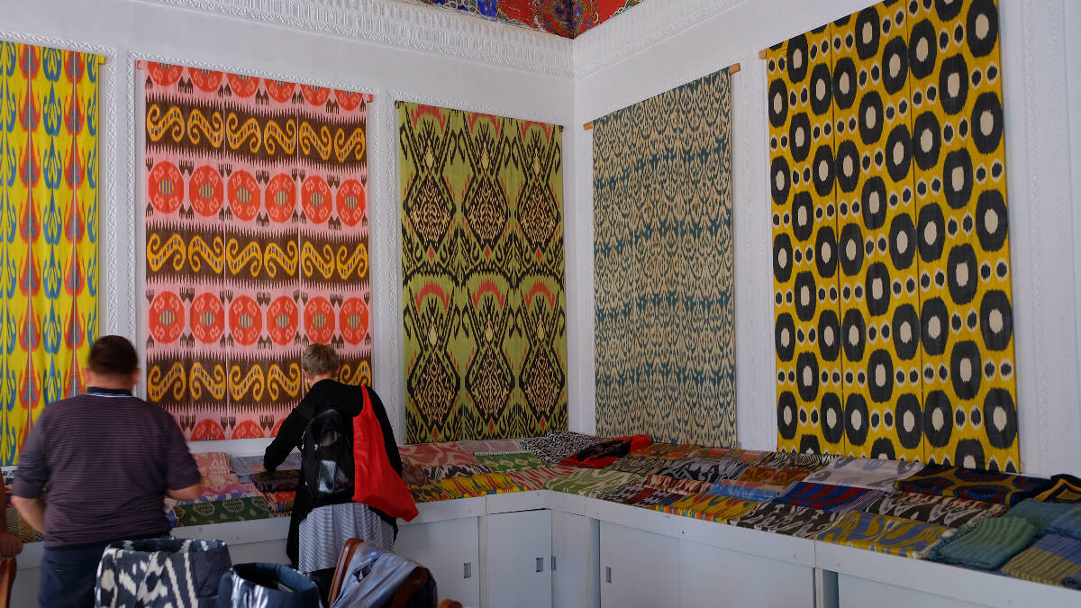 Узбекский шелк икат. Ткань марокко. Узбекская курпача ткань. Текстиль узбекистана. Атлас.