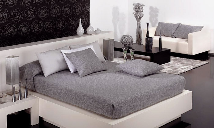 
Диванная подушка - небольшая деталь, которая способна сменить лаконичный минимализм на эффектный этно, непоколебимую классику – на величественный стиль ампир. Приведем несколько способов того, как можно разнообразить интерьер при помощи декоративных подушек.