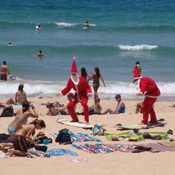 Несмотря на отсутствие снега и елок, в Австралии не отступают от европейских традиций. Дед Мороз появляется на пляже Сиднея на ярко украшенном серфе, но обязательно с белой бородой и в красной шапке с помпоном.