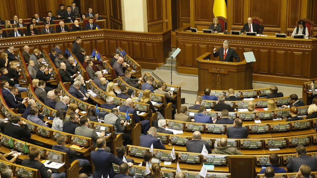 Президент Украины Петр Порошенко на заседании парламента вносит предложение ввести военное положение. Фото: REUTERS/Valentyn Ogirenko