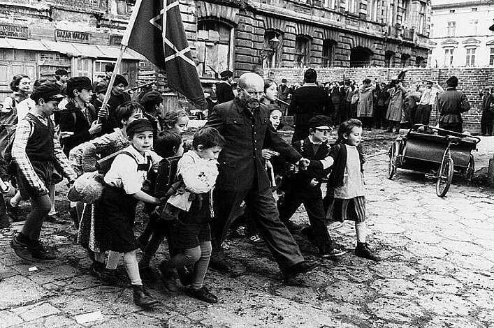 Кадр из фильма "Корчак" Анджея Вайды https://www.jewish-museum.ru/events/prosmotr-i-obsuzhdenie-filma-korchak-/