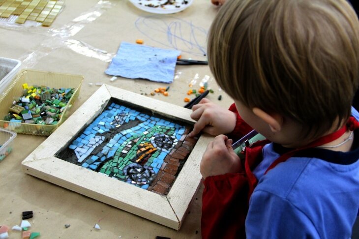 Никита открыл школу мозаики в Санкт-Петербурге и зарабатывает на ней до 500 тысяч рублей в месяц. И вот как ему это удалось. 