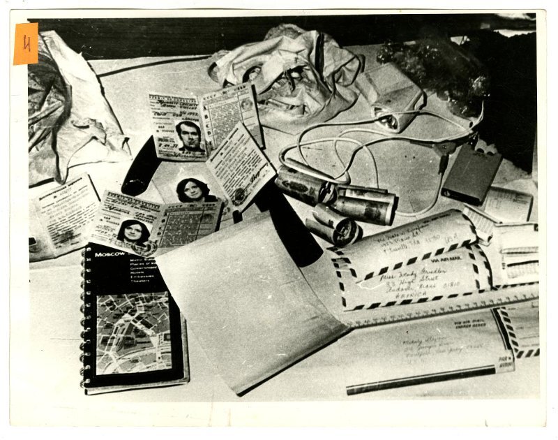 Вещи, изъятые при задержании у Винсента Крокетта и его жены, кадровых сотрудников ЦРУ. 1977