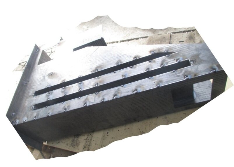 Чертежи я отдавал на лазерный раскрой и забрал уже готовые детали всего тела котла. Деталей получилось много, включая ручки «гачек», а возиться и пилить их турбиной, мне просто было лень. Чертежи делались с таким расчетом, чтоб детали впоследствии можно было стыковать, как конструктор лего. Получилось удобно, и можно собирать котел одному, без помощника.  