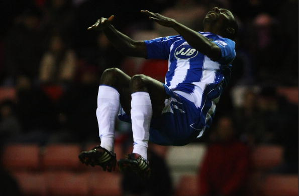 Джулиос Агахова, празднует свой гол. Он сделал 8 прыжков через себя подрят и успешно приземлился на ноги.